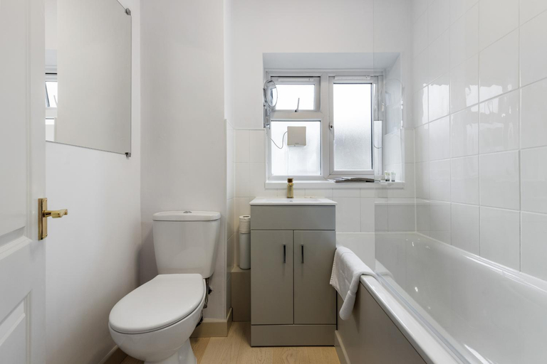 Others 5, Bright & Cosy Gem ~ Battersea Park View ~ King Bed, London