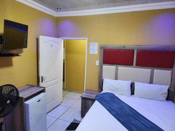 Bathroom 2, Francos guest lodge accommodation, Sedibeng