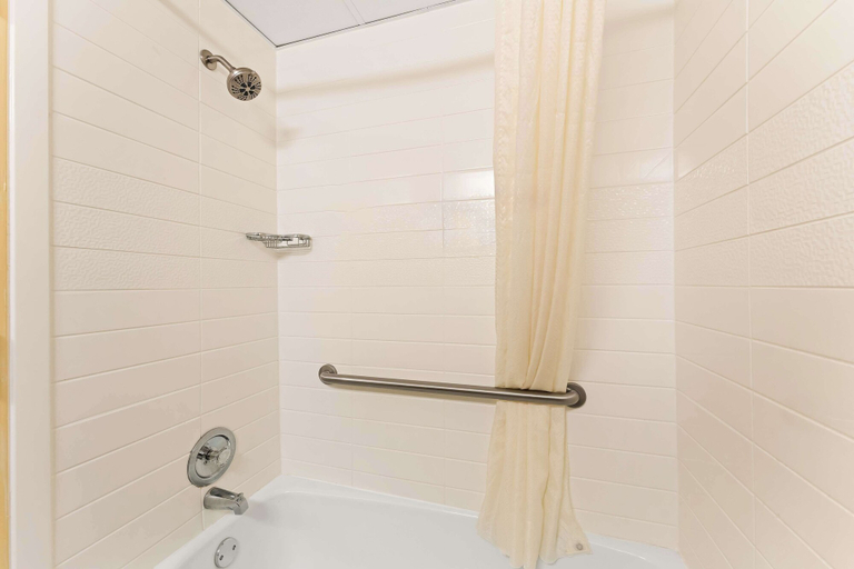 Bathroom 4, Best Western Riverside Inn, Bibb