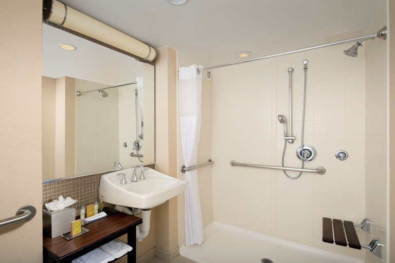 Bathroom 5, DoubleTree by Hilton Sterling - Dulles Airport, Loudoun