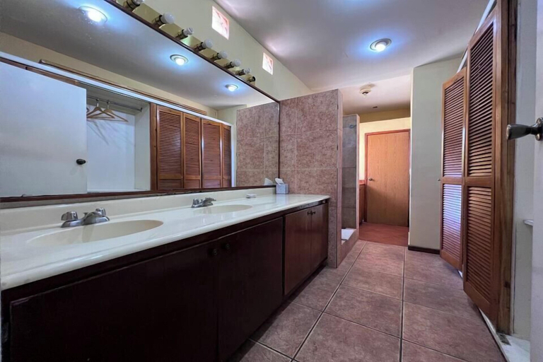 Bathroom 3, Visa Lodge, Port-au-Prince
