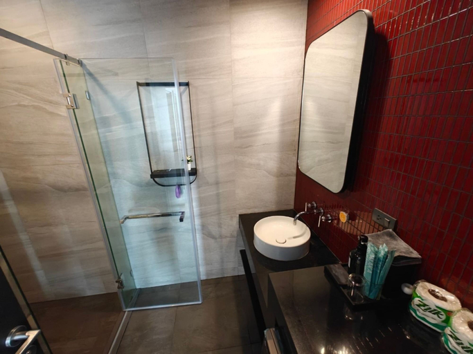 Bathroom 4, Edge Central Pattaya by Mickey, Pattaya