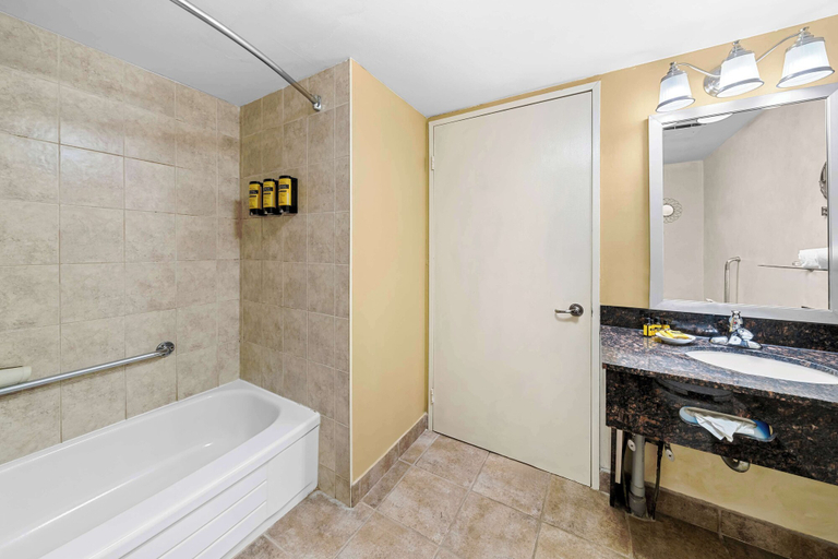 Bathroom 5, Best Western Plus Mariposa Inn & Conference Centre, Simcoe