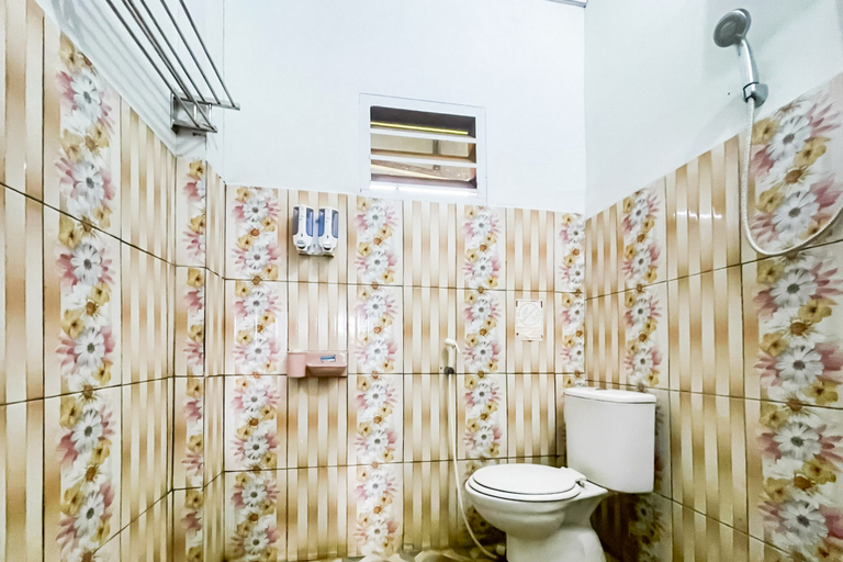 Bathroom 2, RedDoorz near Salib Kasih Tarutung, Tapanuli Utara