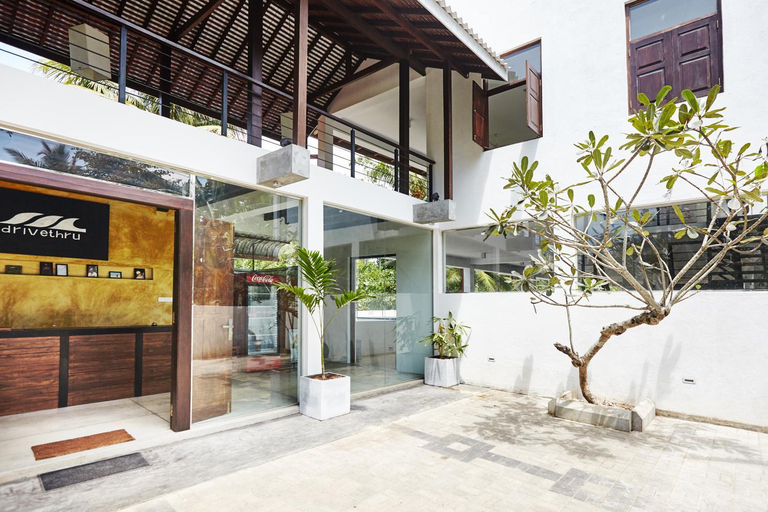 Others 2, drivethru Hostel Polhena, Matara Four Gravets