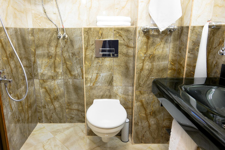 Bathroom 2, Hotel Leda, Stolichna