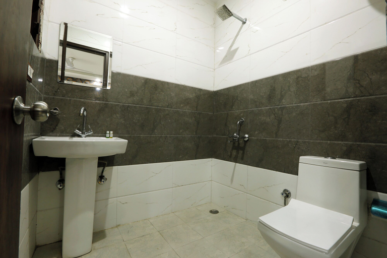 Bathroom 3, Airport Travel Inn Deluxe, Delhi