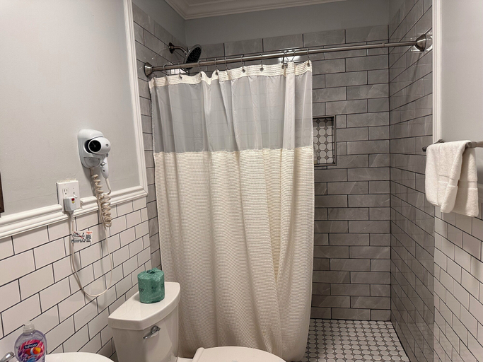 Bathroom 3, Turn On Inn, Chicot