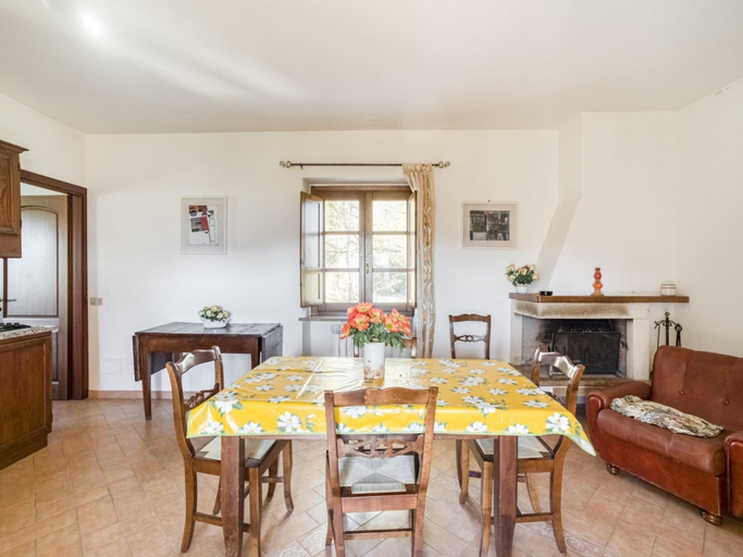 Dining 3, Holiday Home in Citerna Near Castello Bufalini, Perugia