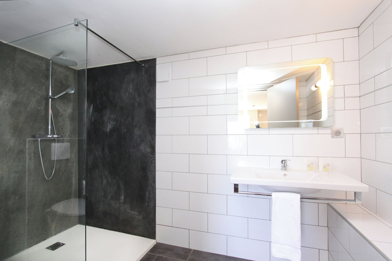 Bathroom 4, Paese di Lava, Corse-du-Sud