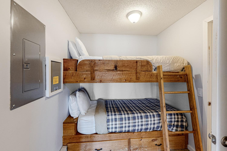 Bedroom 2, Okemo Trailside 22DL Shred Shack, Windsor