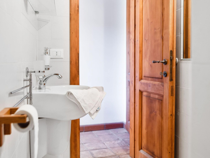Bathroom 4, Relaxing Tuscan Home With Wifi, Massa Carrara