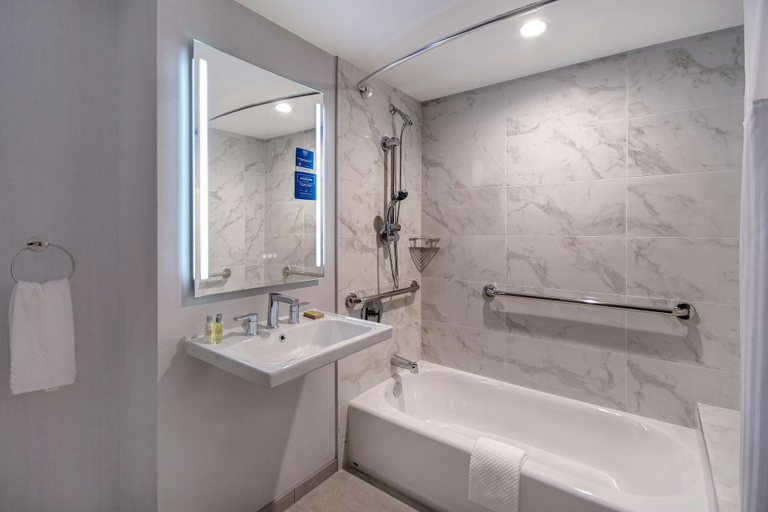 Bathroom 4, DoubleTree by Hilton LAX - El Segundo, Los Angeles
