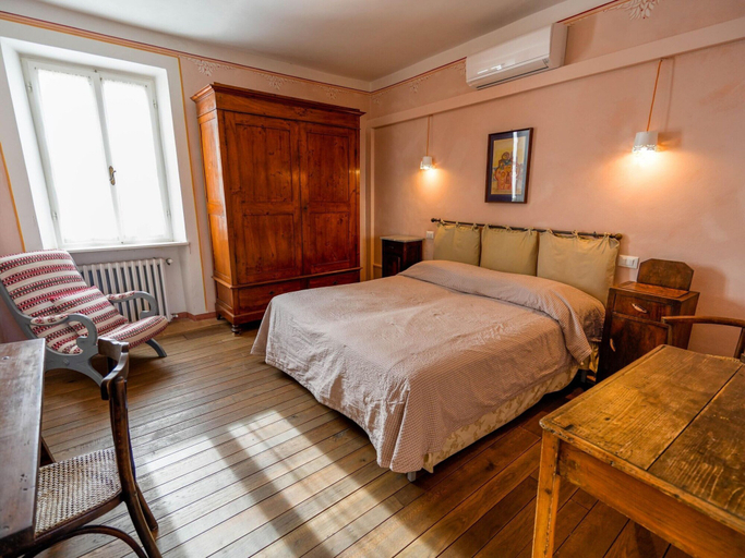 Room 2, Nice Farmhouse in Asciano With Shared Pool, Siena