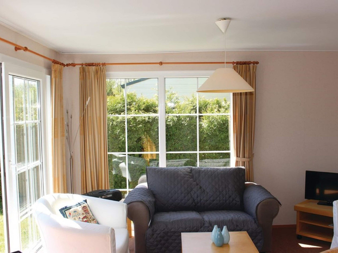 Living area 2, Nicely Furnished Chalet with Oven near Wadden Sea, Franekeradeel