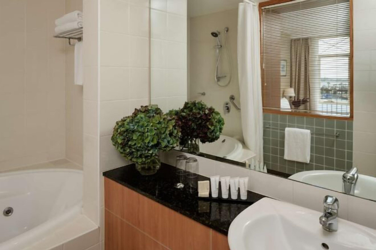 Bathroom 18