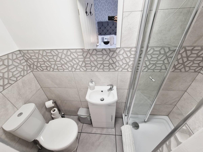 Bathroom 2, Central 2Bed&2Bath Flat w/ FREE Wi-Fi / Parking, Hertfordshire