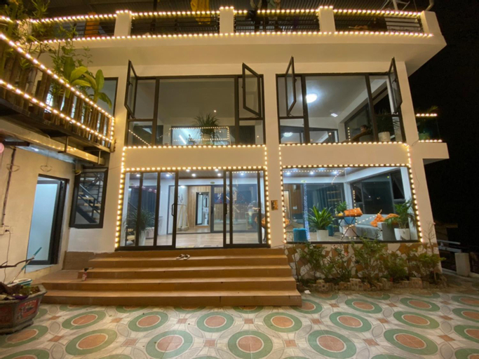 Exterior & Views 16
