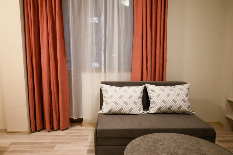 Others 5, Hotel Leda, Stolichna