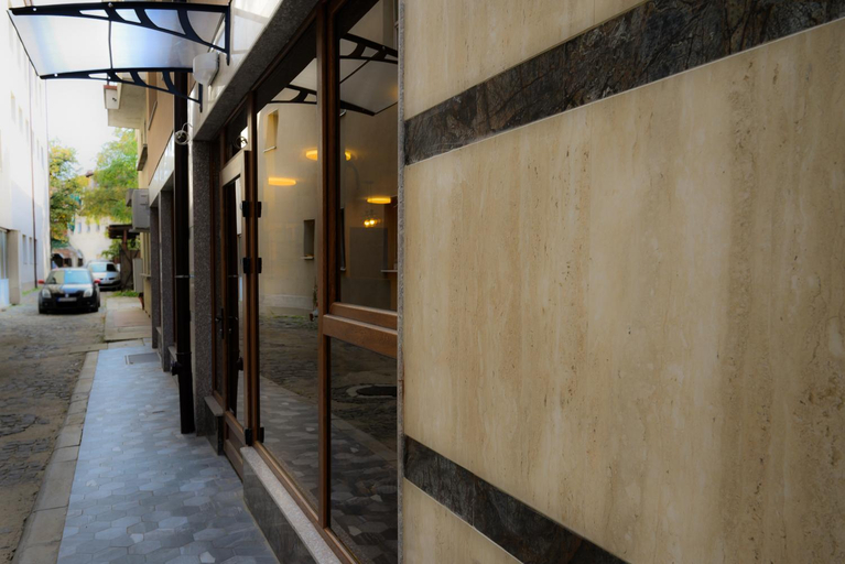 Others 3, Hotel Leda, Stolichna