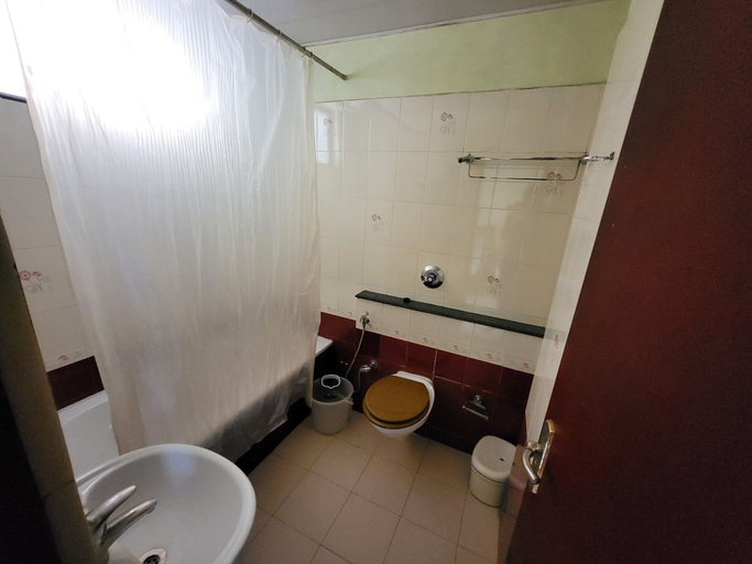 Bathroom 3, The Paradise by Prasanth , Idukki