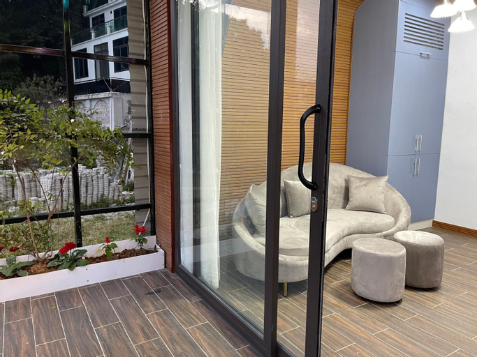 Exterior & Views 11