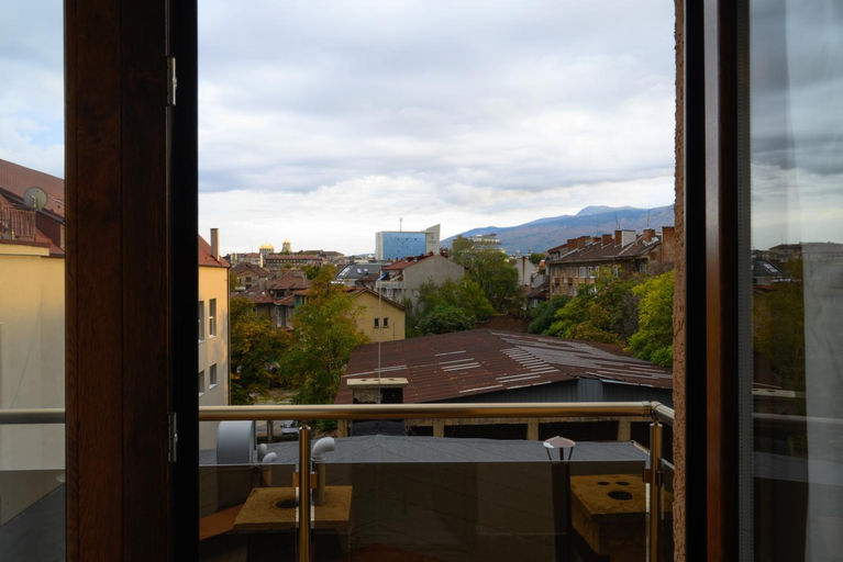 Others 4, Hotel Leda, Stolichna