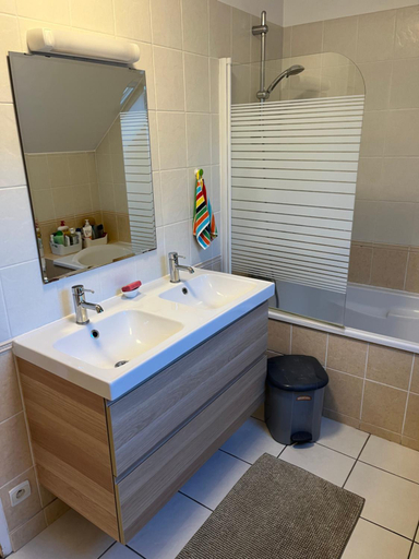 Bathroom, Chambres dans maison familiale, Sarthe