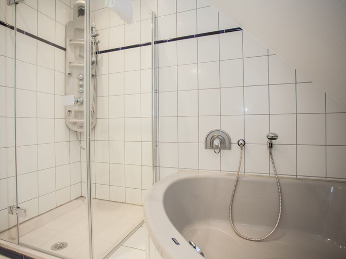 Bathroom 5, Moderne Wohnung Uber Zwei Etagen in Winterberg, Hochsauerlandkreis