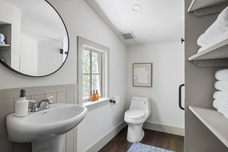 Bathroom 4, Historic 5BR | Lakefront Cabins with Dock | Fire Pit, Travis