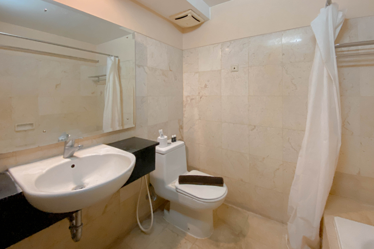 Bathroom 5, Clean 2BR at Braga City Walk Apartment By Travelio, Bandung