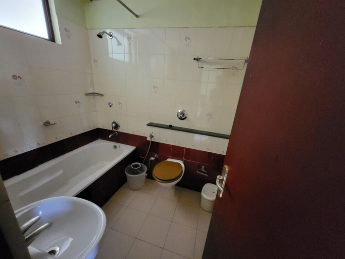 Bathroom 3, The Paradise by Prasanth , Idukki