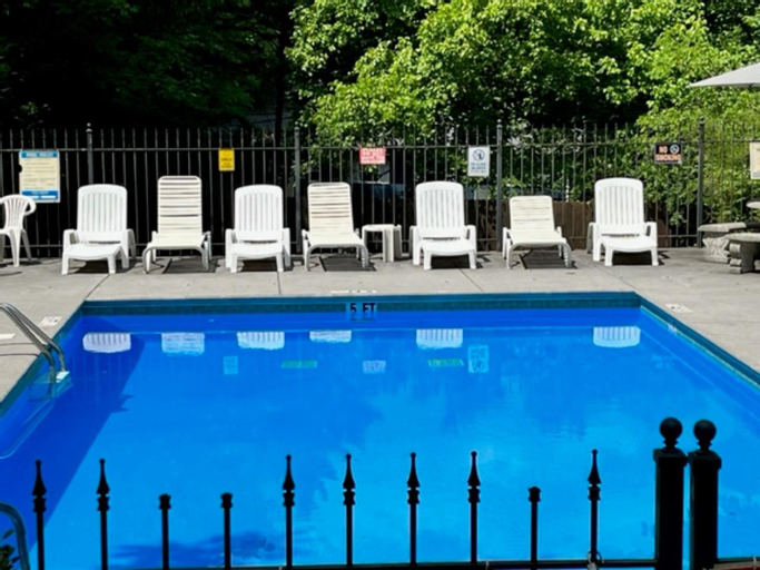 Sport & Beauty 2, Whispering Oaks - Private Pigeon Forge Getaway,,,Close to Tanger Outlet Shopping cabin, Sevier