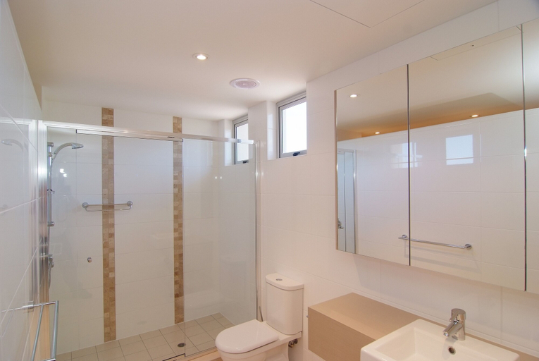 Bathroom 5, Coral Cove Apartments, Bowen