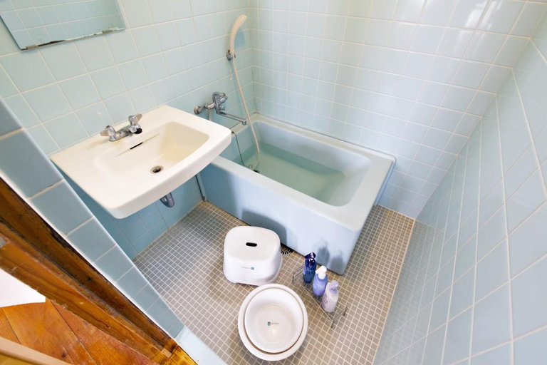 Bathroom 3, Nirai Onna Momoiro, Onna