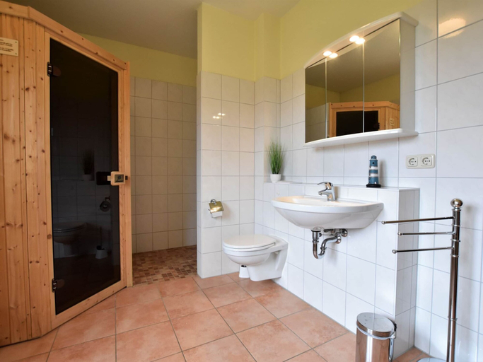 Bathroom 4, Zierow Ferienhaus mit Sauna, Nordwestmecklenburg