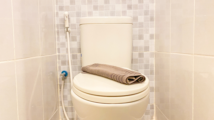 Bathroom 5, Minimalist and Cozy Studio at Tokyo Riverside PIK 2 Apartment By Travelio, Tangerang