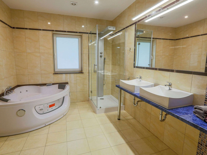 Bathroom 3, Fantastic Bungalow in Lagów with Hot Tub, Świebodzin