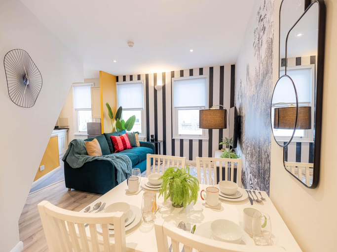 Dining 2, Explore Granary Square Two Bedroom by Belvilla, London