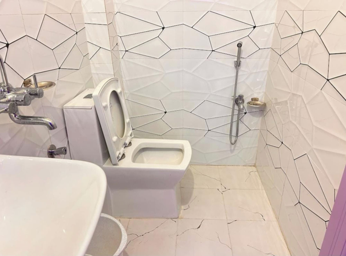 Bathroom 4, Goroomgo Shree Gundicha Puri, Puri