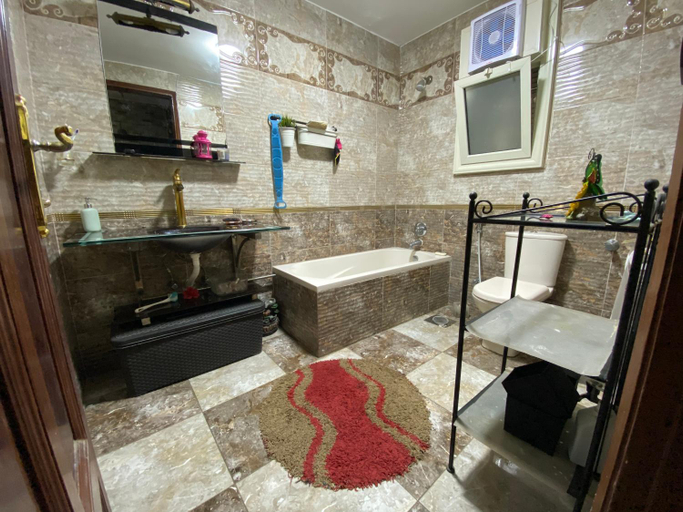 Bedroom 2, Comfy private room with big sunny balcony near cairo airport مكان مودرن للاقامة دقائق من مطار القاه, Heliopolis