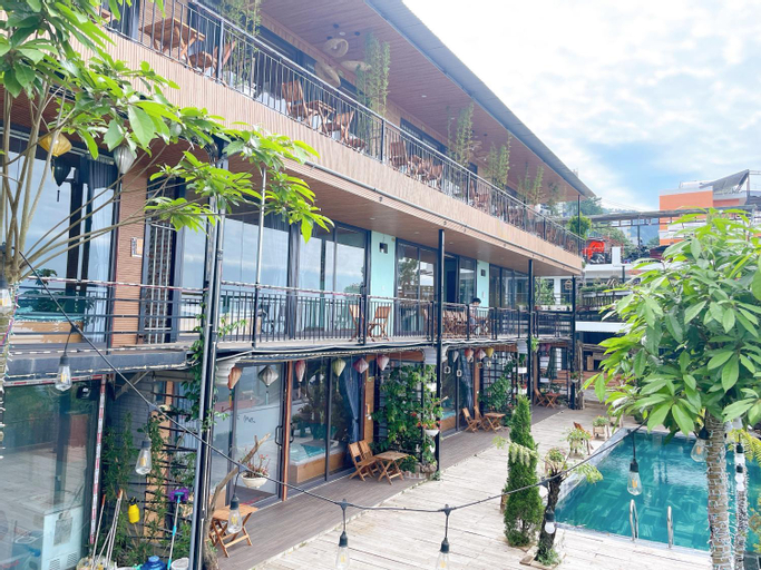 Exterior & Views 18