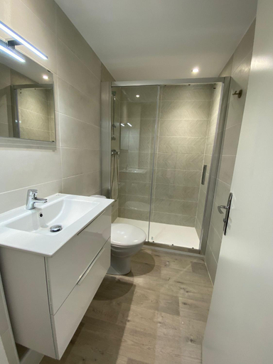 Bathroom 2, Appartement moderne premiere ligne de mer Santa, Girona