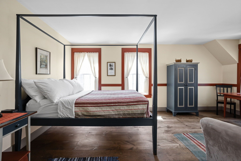Bedroom 3, Artists Colony Inn, Brown