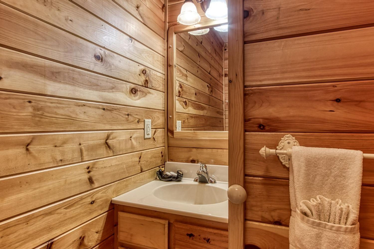 Bedroom 3, Whispering Oaks - Private Pigeon Forge Getaway,,,Close to Tanger Outlet Shopping cabin, Sevier