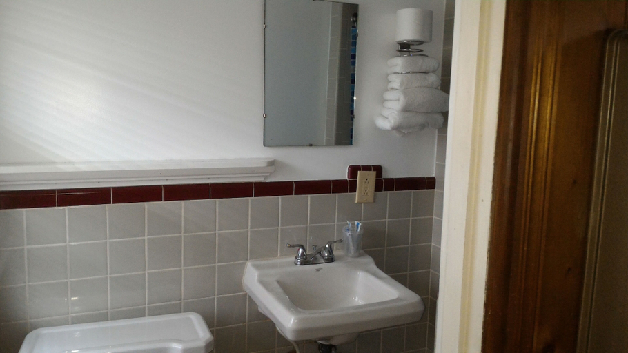 Bathroom, Morley Motel, Mecosta