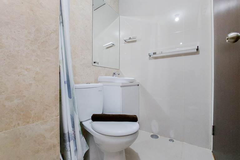 Bathroom 5, Homey and Relaxing Studio Transpark Bintaro Apartment By Travelio, Tangerang Selatan