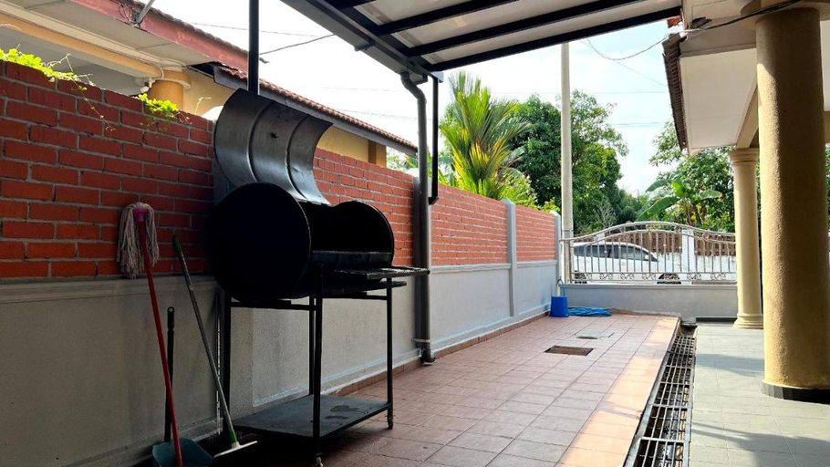 Others 4, YB Guest House 4 Bilik 5 Katil, Kemaman