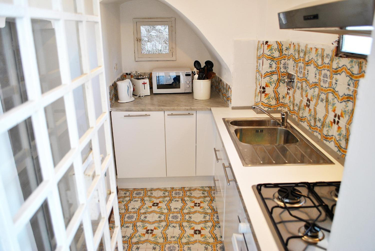 Others 4, Appartment for 6 persons, Latina