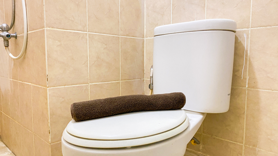 Bathroom 5, Comfortable and Homey 3BR Green Bay Pluit Apartment By Travelio, Jakarta Utara